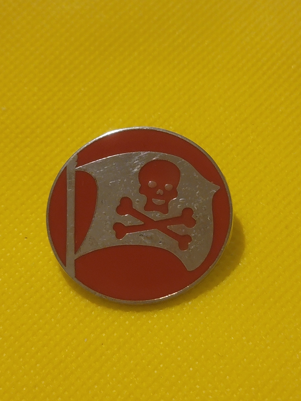 Disney Pin Trading Pirates of the Caribbean Red Silver Flag Skull and Crossbones